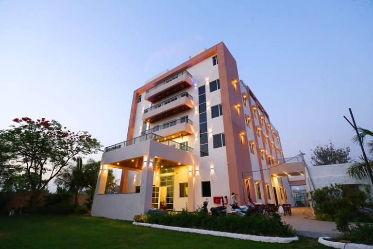Exterior & Views