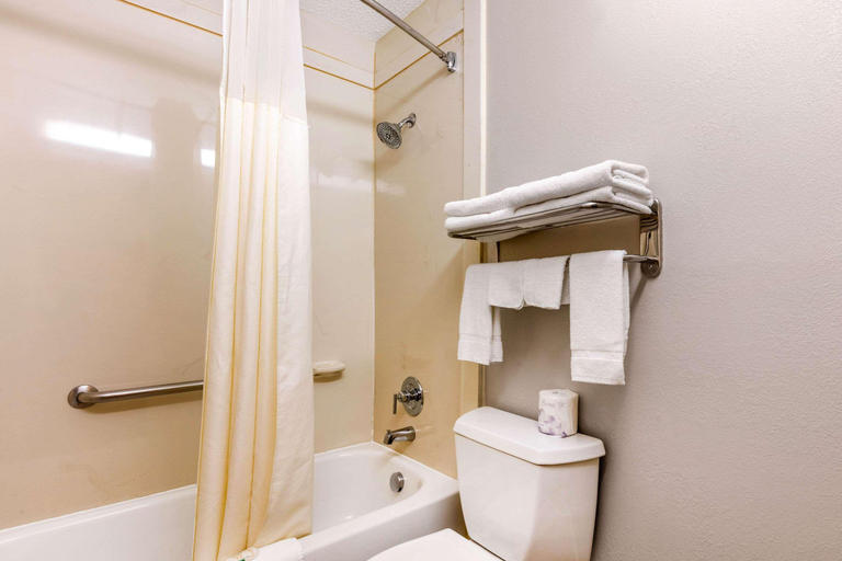 Bathroom 4, Quality Inn Gordonsville, Smith