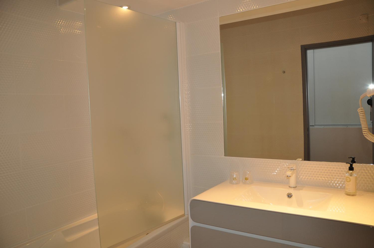 Bathroom 4, Privilège Hôtel & Apparts Eurociel Centre Comédie, Hérault