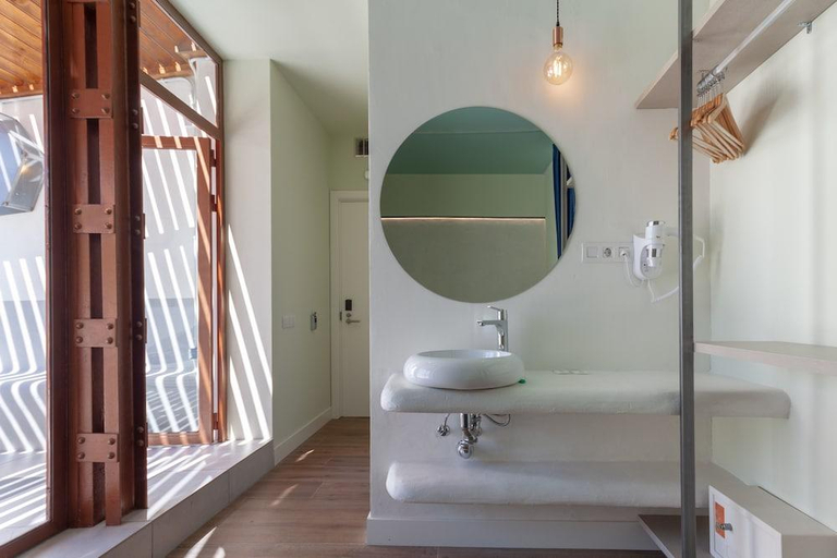 Bathroom 2, Hostal Charlotte-Gran Via, Madrid