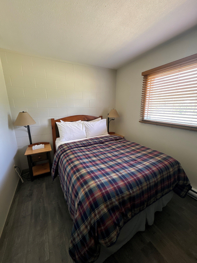 Room 3, Saddle Mountain Lodge, Thompson-Nicola