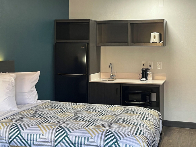 Bedroom 3, Studio 6 Extended Stay - Huntsville, AL University Drive, Madison