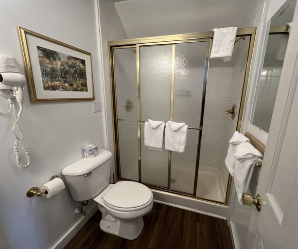 Bathroom 4, Echo Lake Inn, Windsor
