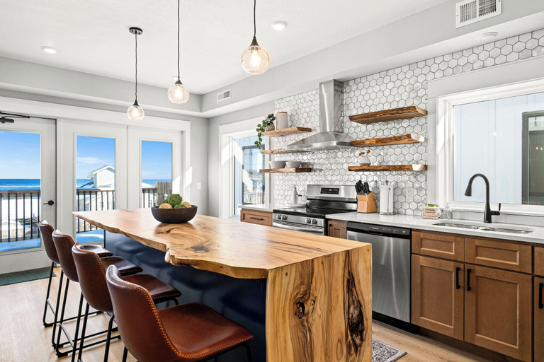 Private kitchen 1, Dragestil 715 Duluth Condos, Lake Superior