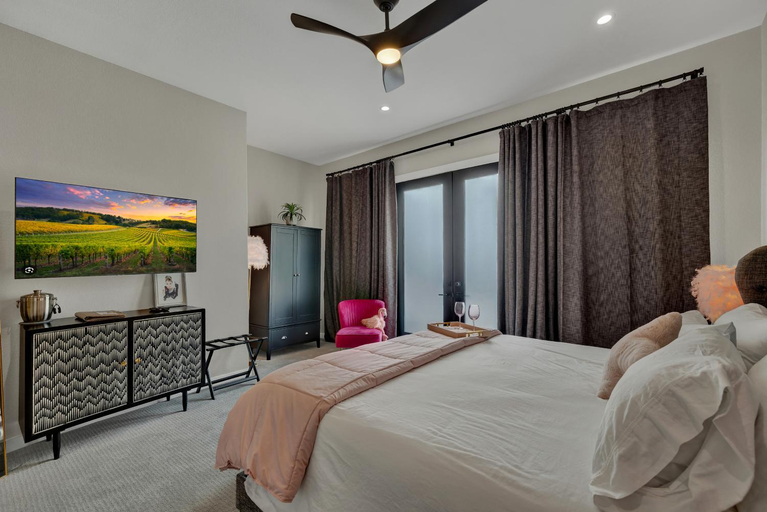 Bedroom 2, The Bentley Hotel on 290, Blanco