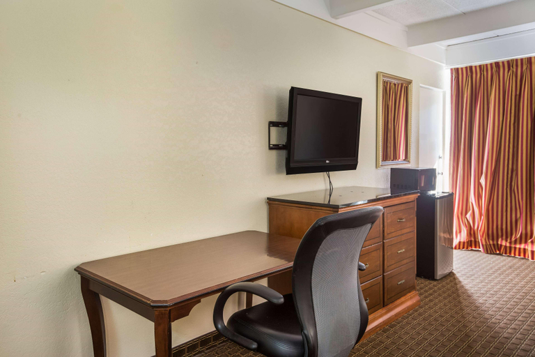 Bedroom 4, Super 8 by Wyndham Macon GA, Bibb