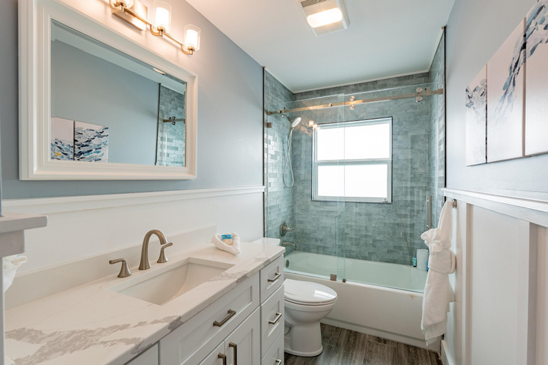Bathroom 4, High Tide Hideaway, Lee