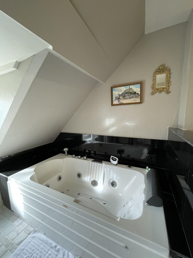 Bathroom 4, Château La Rametière, Manche