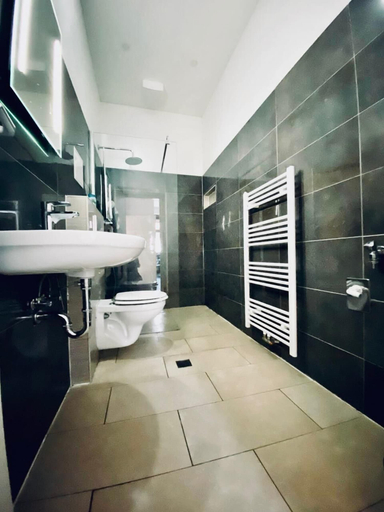 Bathroom, Ideal 3BR for 6 15 Min to Stammersdorf, Wien