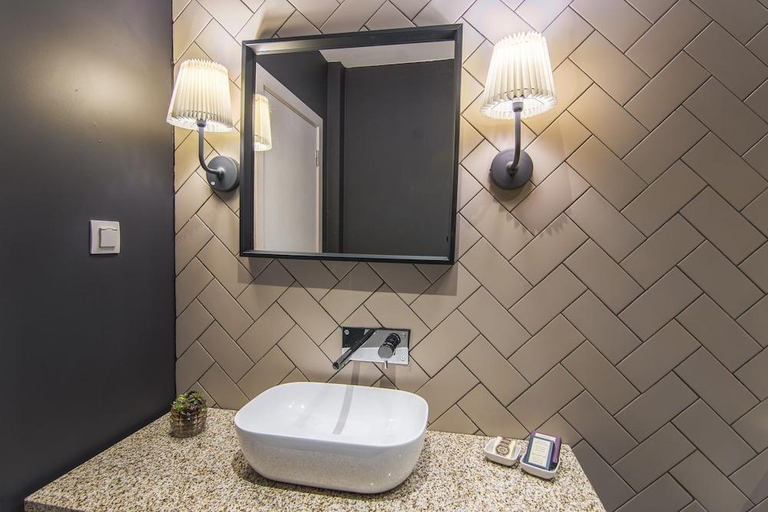 Bathroom 4, Casa das Muralhas, Covilhã