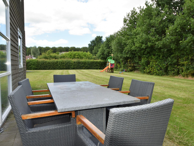 Others 5, Holiday Home in Flevoland with Pool, Zeewolde