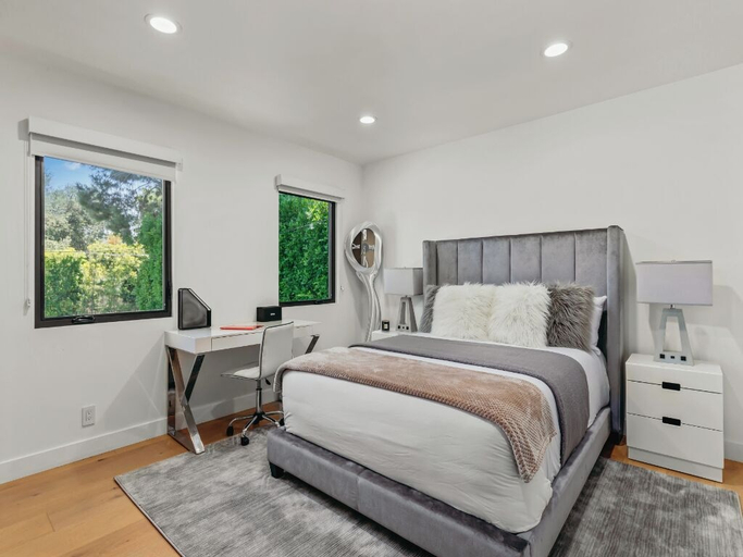 Room 2, Casa Leona - Modern Masterpiece Behind Private Gates w/ Pool & Chef's Kitchen, Los Angeles