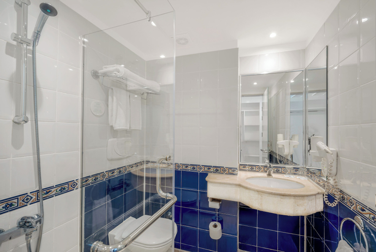 Bathroom 5, Steigenberger Aqua Magic Hotel, Al-Ghurdaqah