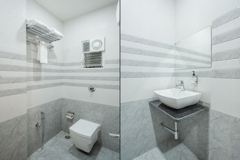 Bathroom 4, Treebo Parashar Max, Nagpur