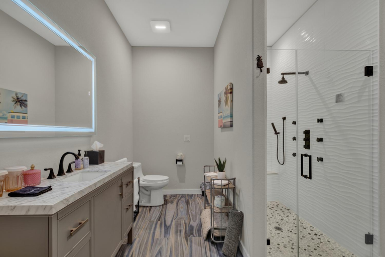 Bathroom 3, The Bentley Hotel on 290, Blanco