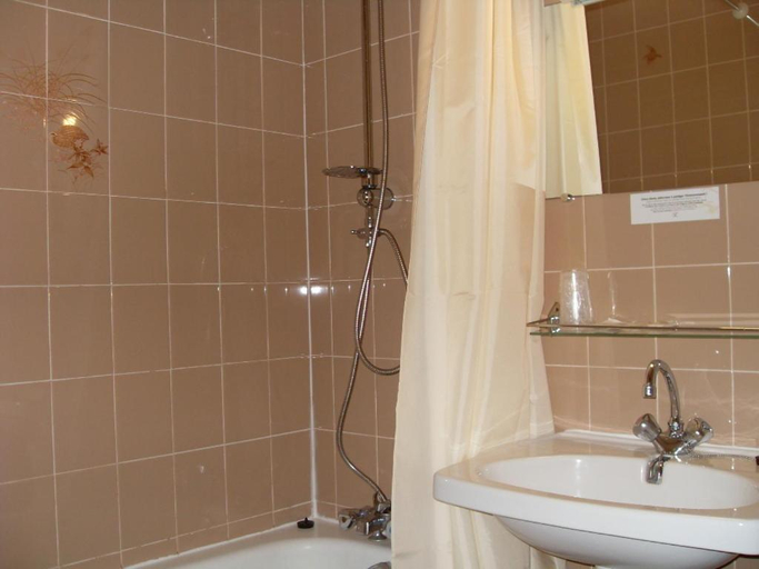 Bathroom 2, La Boule d'Or, Deux-Sèvres