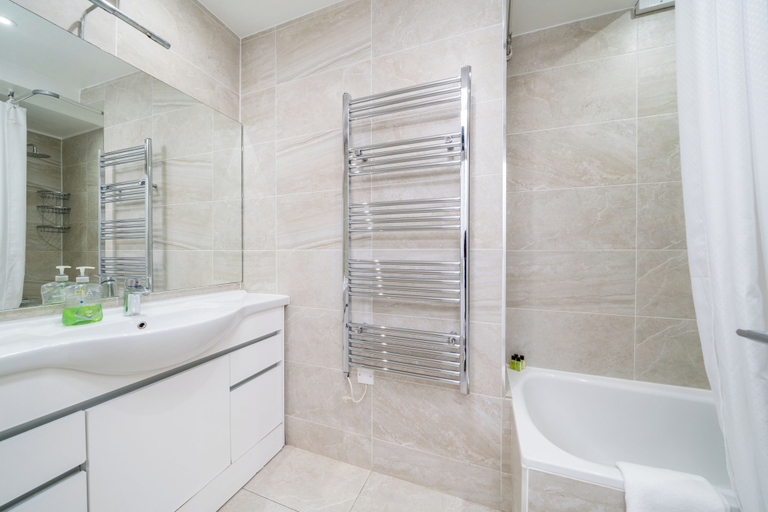 Bathroom, JOIVY 2-bed flat near Notting Hill, London