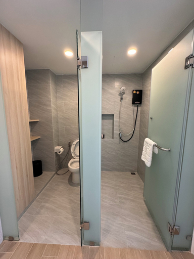 Bathroom 4, The Brillianest Gallery Hotel, Hat Yai