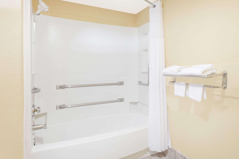 Bathroom 4, Regency Inn & Suites-Hamilton Place, Hamilton