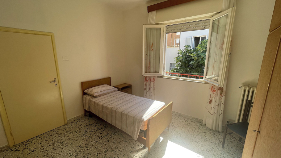Room 5, Cleo Calla, Ancona