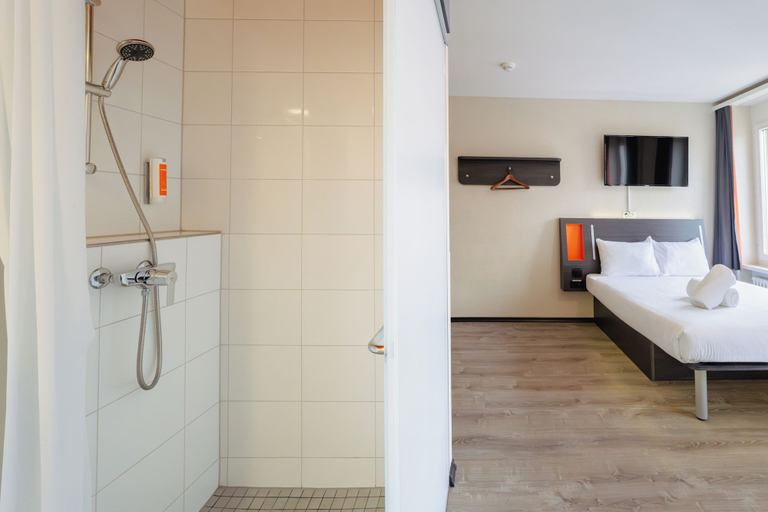 Bedroom 5, easyHotel Zurich City Main Station, Zürich