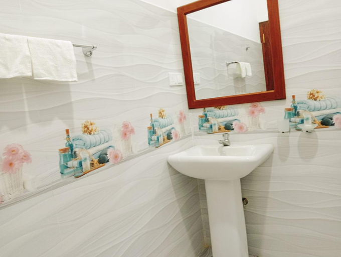 Bathroom 3, Hotel Veena, Baddegama