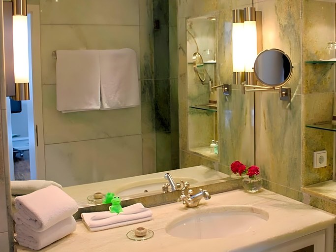 Bathroom 4, Hotel Munchen Palace, München