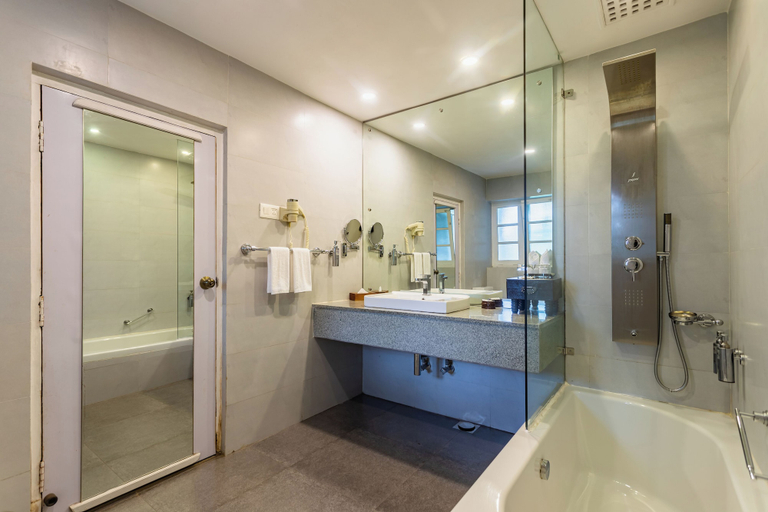 Bathroom 4, Fish Tail Lodge, Gandaki