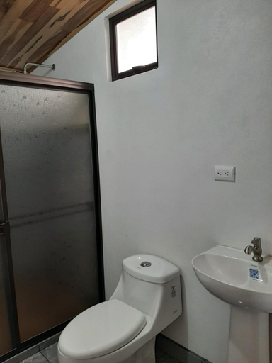 Bathroom 3, Cabinas El Pilon Rio Celeste, Guatuso