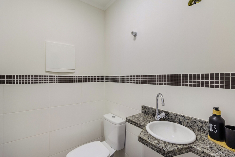 Bathroom 2, Cozy and Well-located Apartment in POA - Rfa303, Porto Alegre