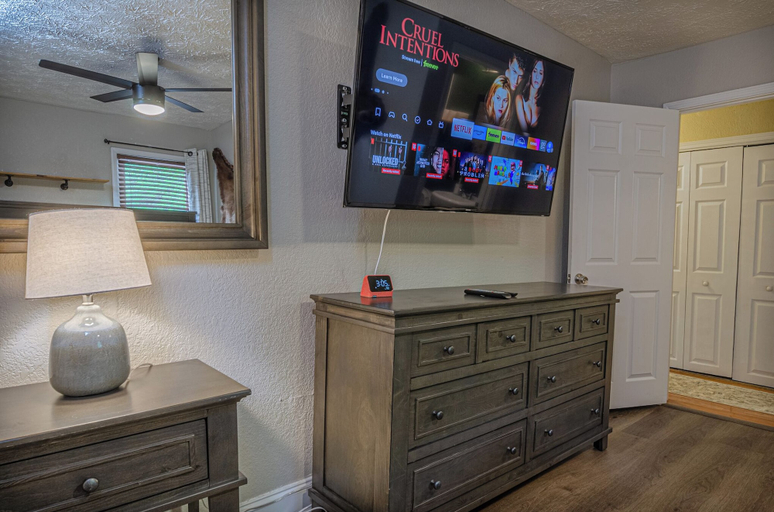 Room 5, Cozy Bungalow Retreat w FirePit & Grill, Muscogee