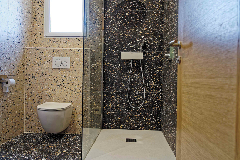 Bathroom, Les Mûriers, Haute-Corse
