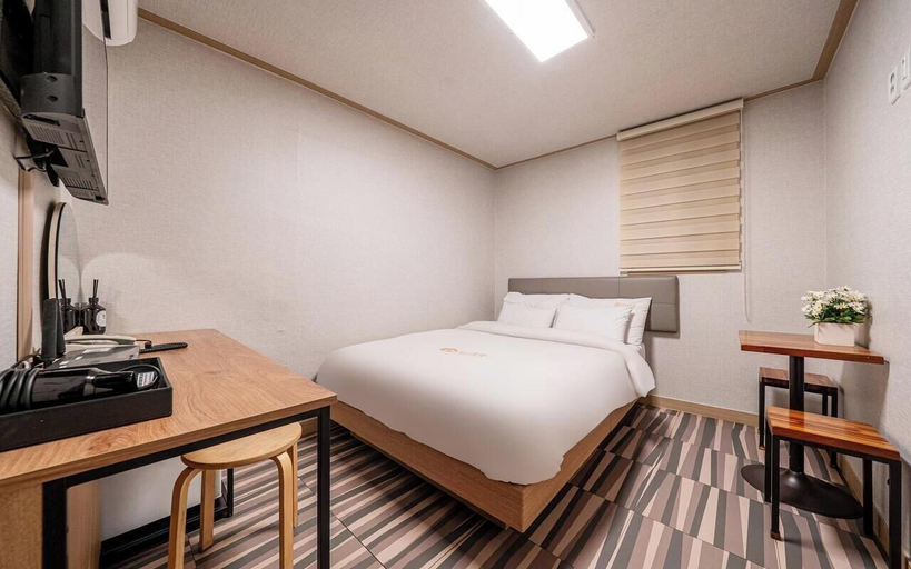 Bedroom 4, Peanut Hotel, Jung