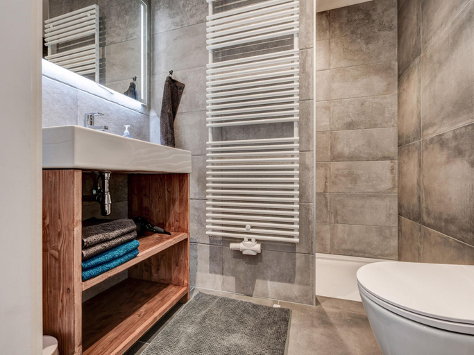 Bathroom 3, Stylish Farmhouse with Spa Tub, Achtkarspelen