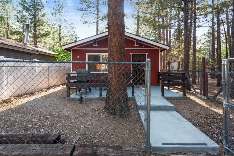 Exterior & Views 1, Cute Cozy Cabin, San Bernardino