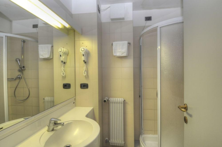 Bathroom 4, Hotel Helvetia, Udine