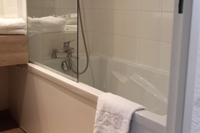 Bathroom 5, Hotel Kyriad Nemours, Seine-et-Marne