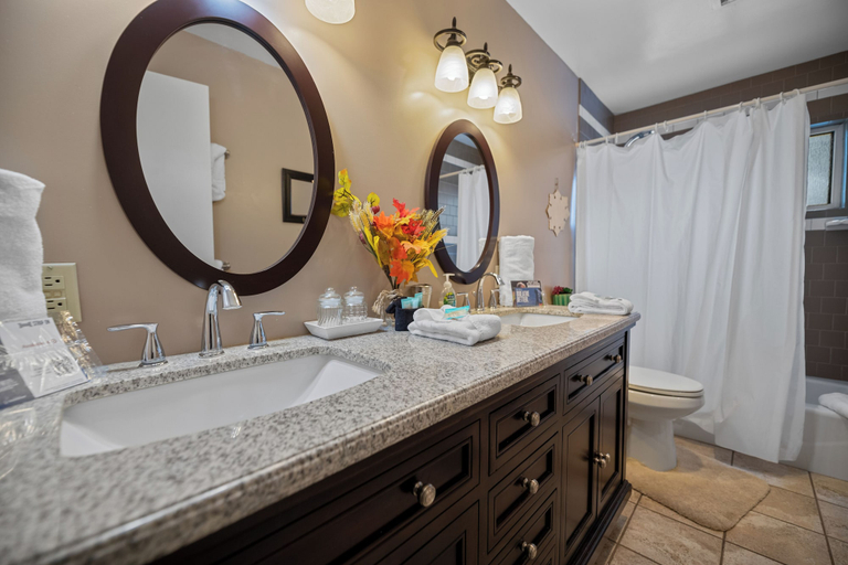 Bathroom 3, Wanderlust Lodge, San Bernardino