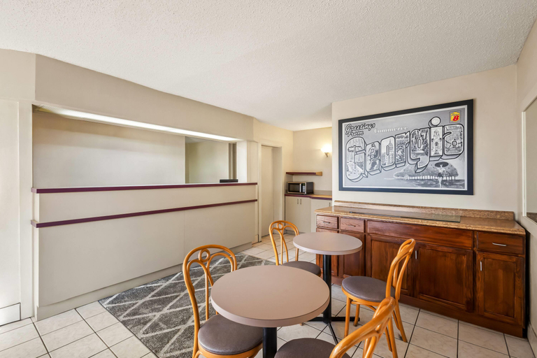 Public Area 2, Super 8 by Wyndham Commerce, Banks
