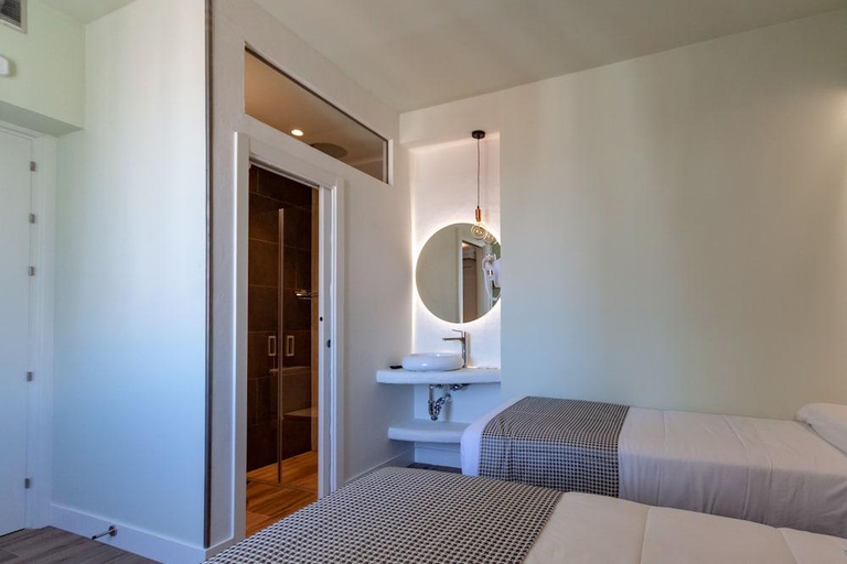 Bedroom 2, Hostal Charlotte-Gran Via, Madrid
