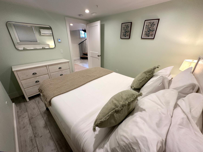 Bedroom 2, Epic Downtown Newport location w Parking, Newport