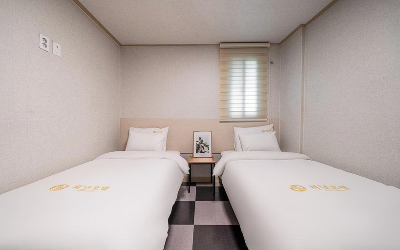 Bedroom 4, Peanut Hotel, Jung