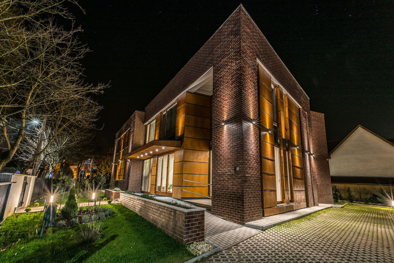 Exterior & Views