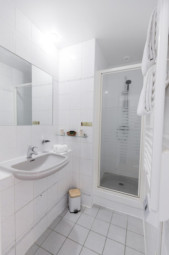 Bathroom 4, Porte Mars, Marne