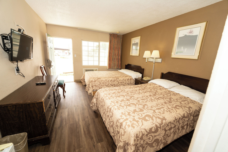Bedroom 5, Budget Inn, Scurry
