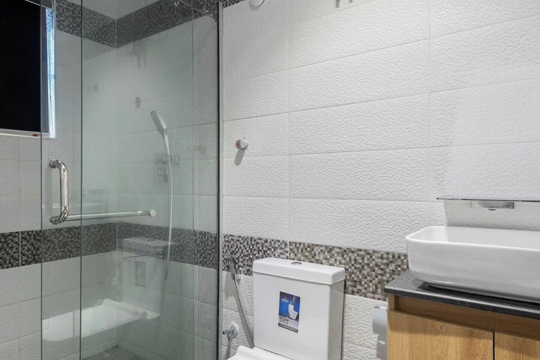 Bathroom 2, 4th Manor Shortlets, Eti-Osa