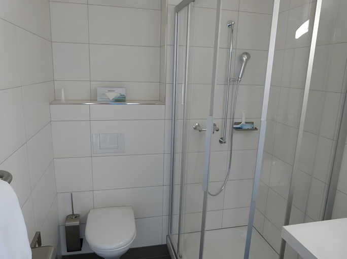 Bathroom 2, Hotel Velodrome, Lebern
