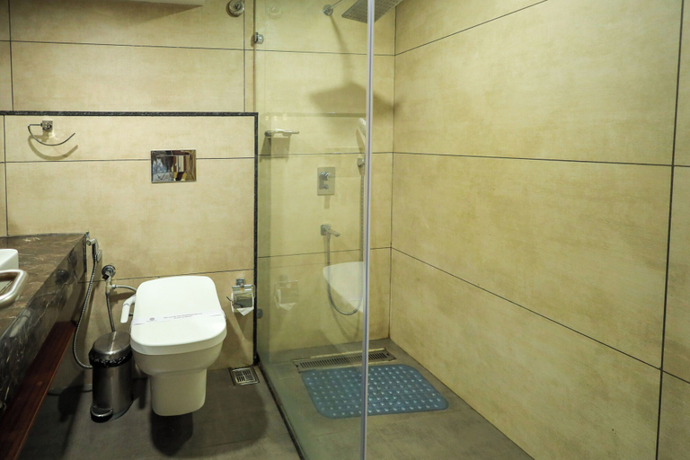 Bathroom 4, Royal Plaza Suites by RAK Rooms, Dakshina Kannada
