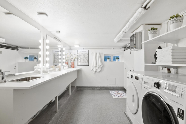 Shower 5, Luxury Villa in Downtown Reykjavik, Reykjavík