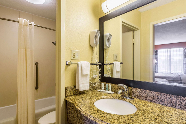 Bathroom 4, Quality Inn & Suites Baton Rouge West - Port Allen, West Baton Rouge